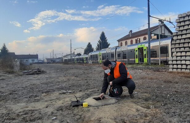 geologo esegue rilievo freatimetrico in stazione