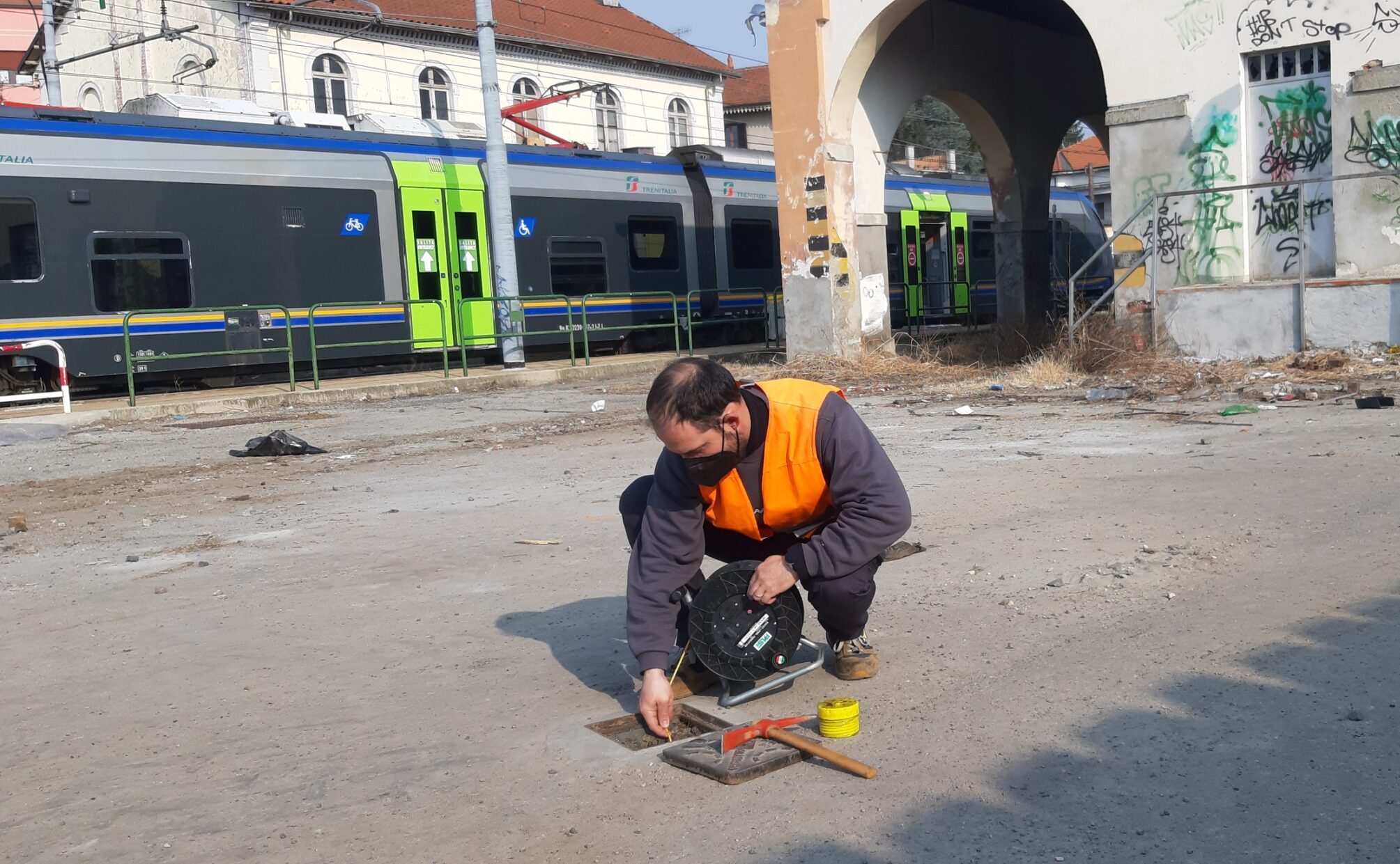 geologo esegue rilievo freatimetrico in città