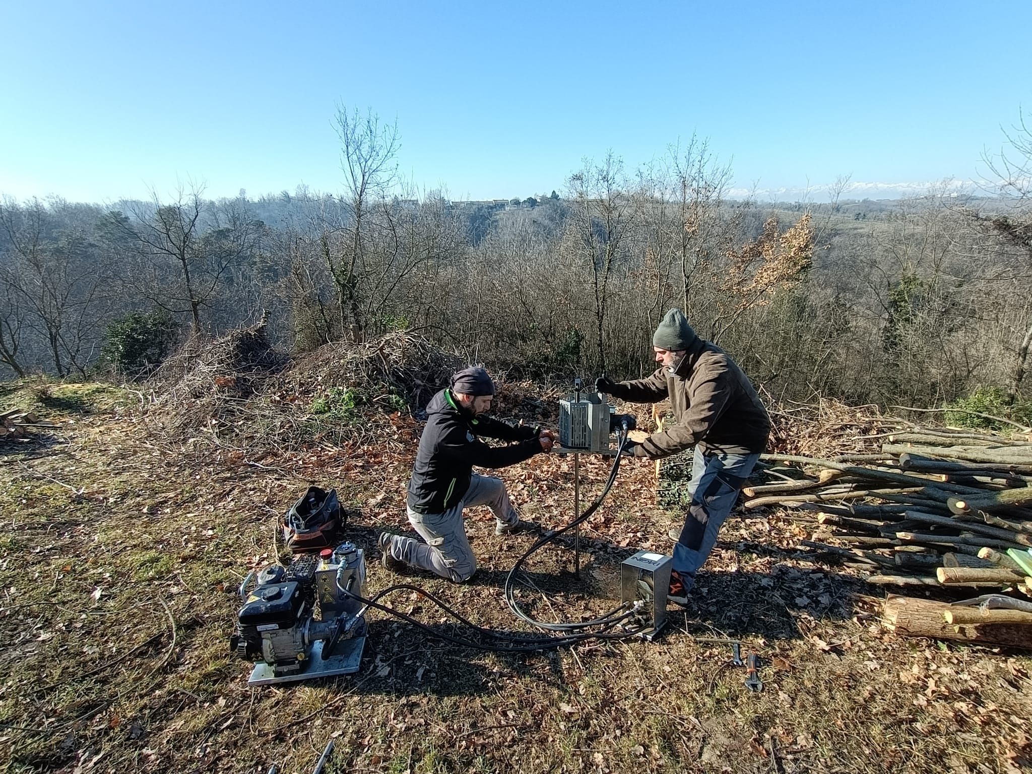 due persone eseguono prove penetrometriche all'aperto